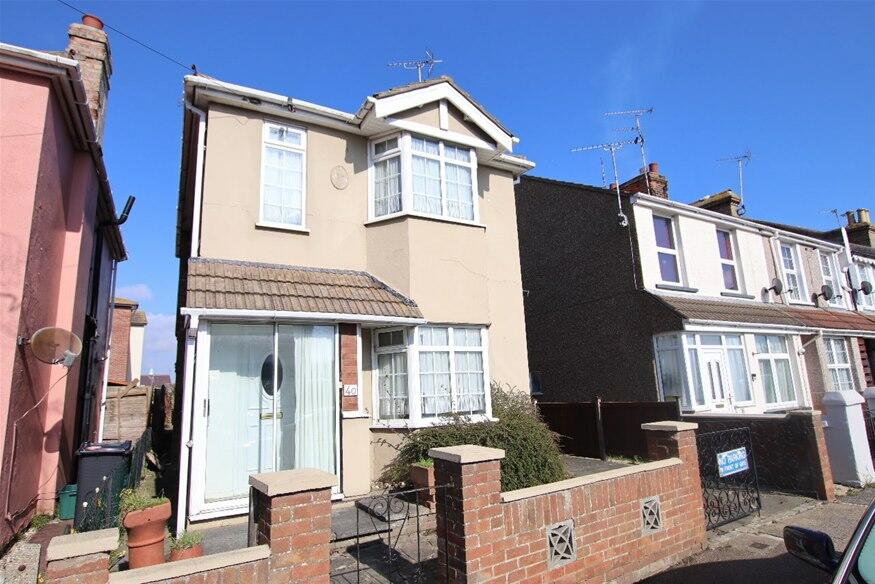 2 bedroom detached house for sale in Anchor Road, Clacton on Sea, CO15