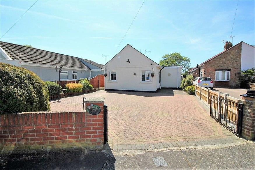 2 bedroom detached bungalow for sale in The Drive, Great Clacton