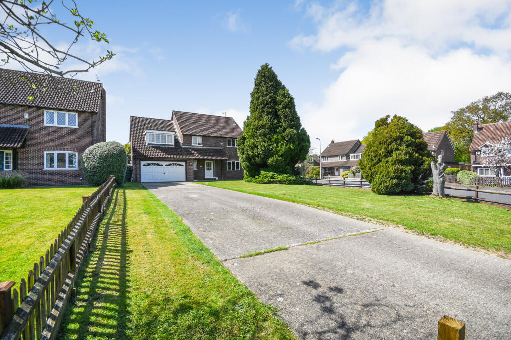 4 bedroom detached house for sale in Conifer Drive, Tilehurst, Reading