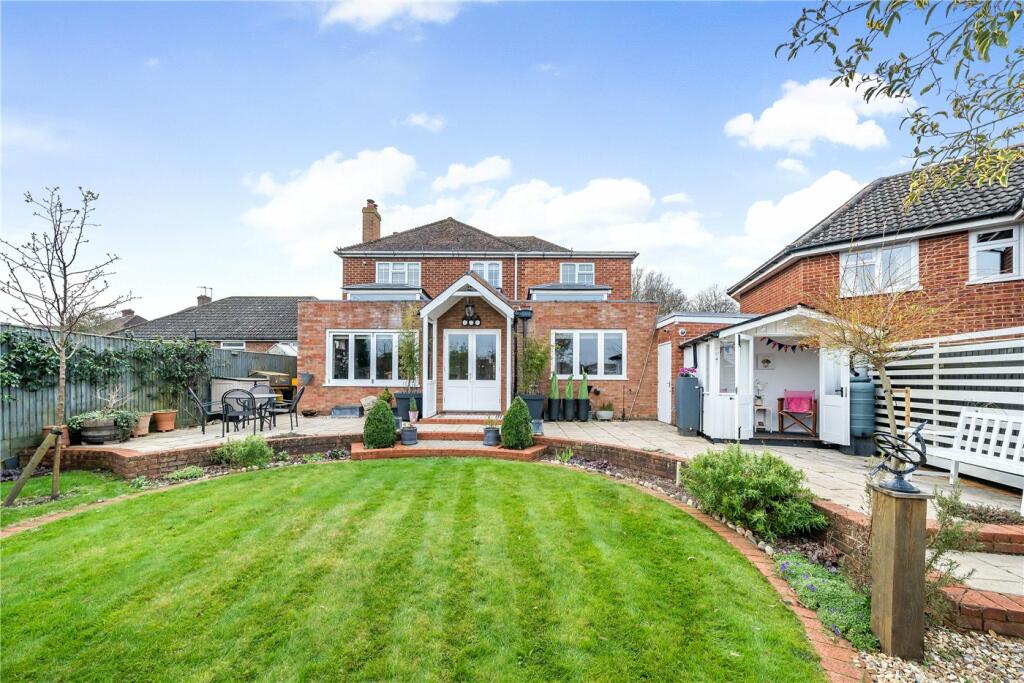 4 bedroom detached house for sale in Bowling Green Road, Thatcham, RG18