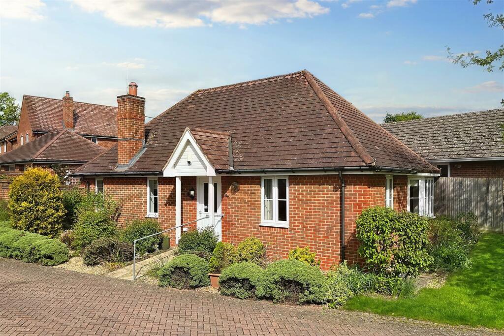 2 bedroom detached bungalow for sale in Copperwood Close, Liphook, GU30