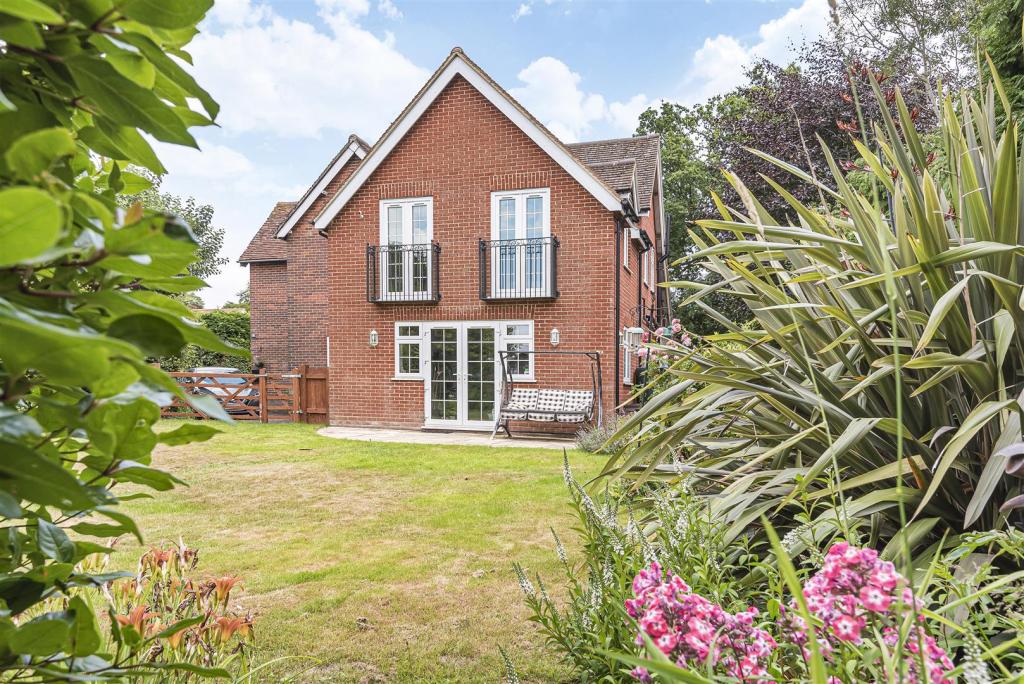 4 bedroom semidetached house for sale in Midhurst Road, Liphook, GU30