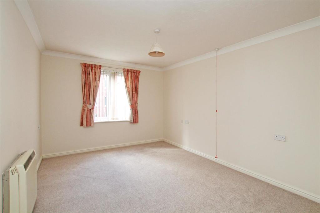 1 bedroom retirement property for sale in Byron Court, Chichester, PO19