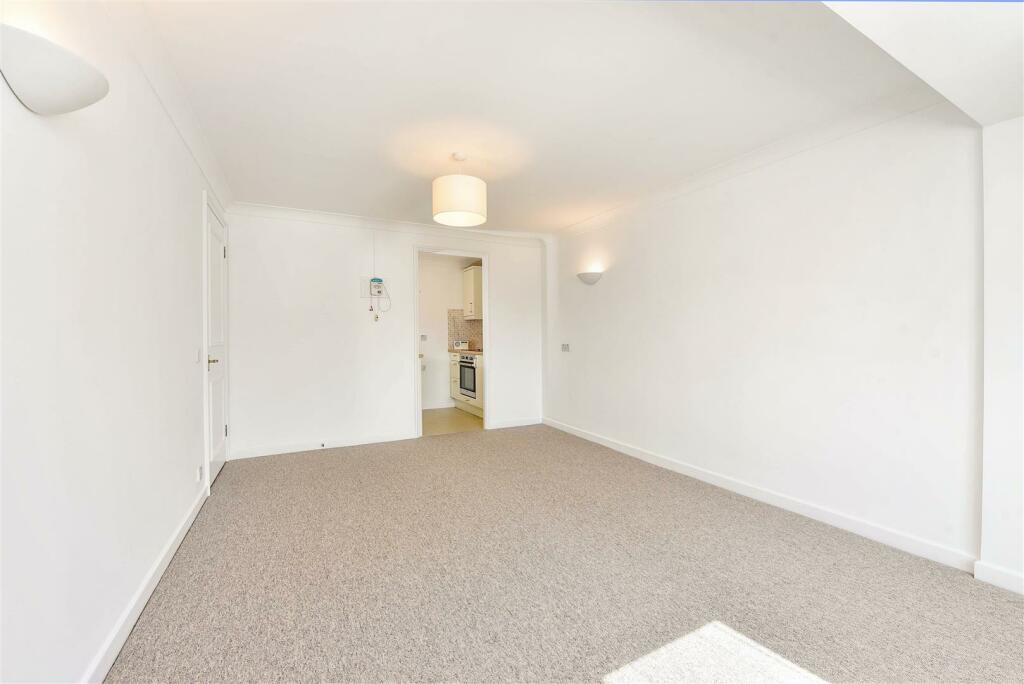 1 bedroom retirement property for sale in Henty Gardens, Chichester, PO19