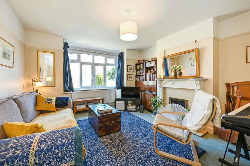 3 bedroom semidetached house for sale in Broyle Road, Chichester, PO19