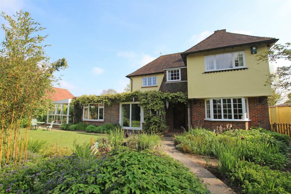 4 bedroom detached house for sale in Post Office Lane, North Mundham, Chichester, PO20