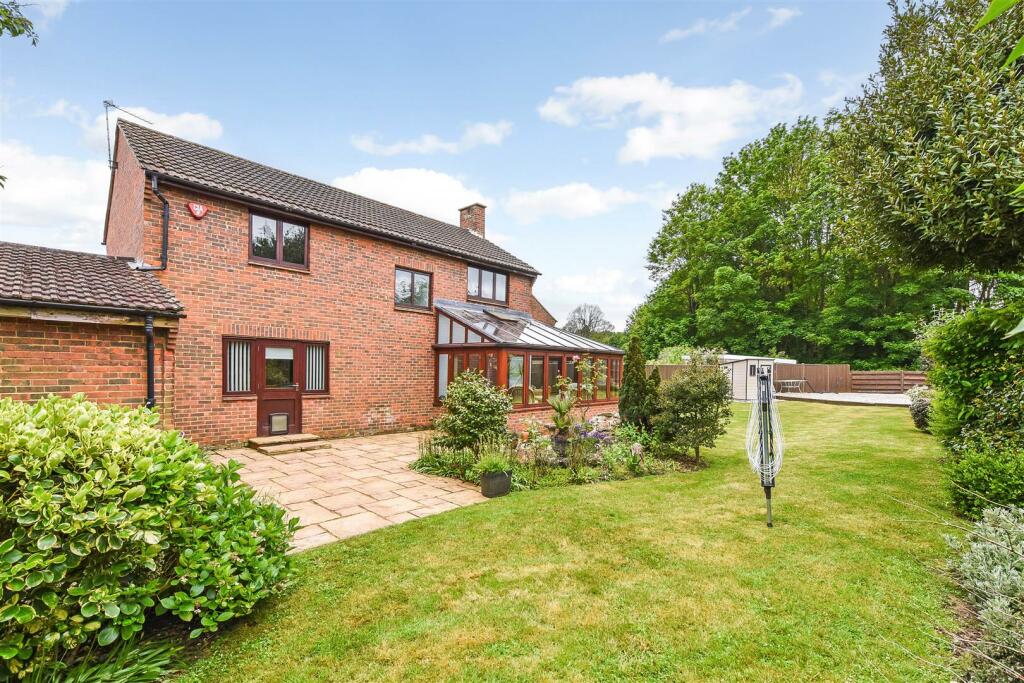 4 bedroom detached house for sale in Field, Westergate