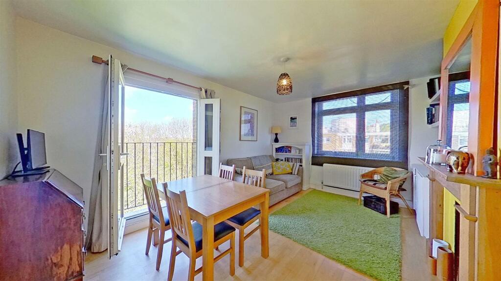 1 bedroom flat for sale in Strathdon Drive, London, SW17