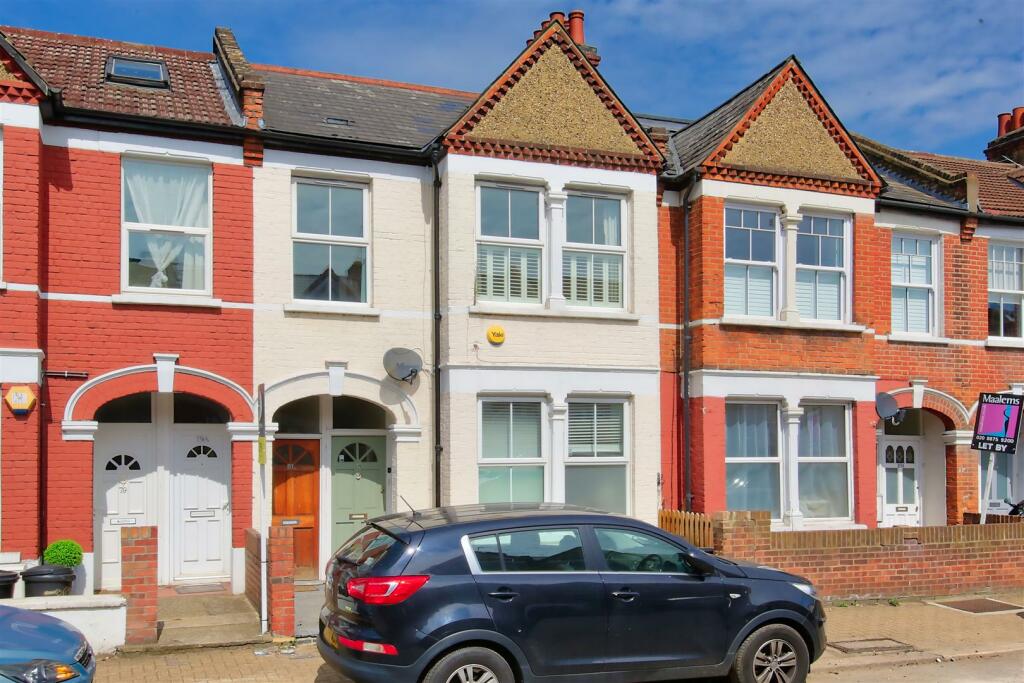 3 bedroom flat for rent in Penwith Road, London, SW18