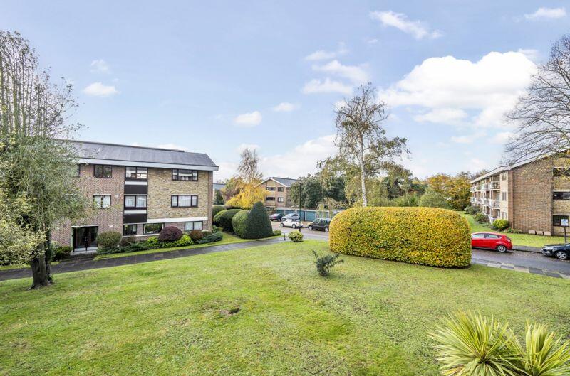 2 bedroom flat for sale in Greenacres, Eltham, SE9