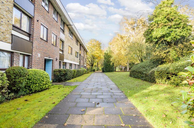 2 bedroom flat for sale in Greenacres, Eltham, SE9