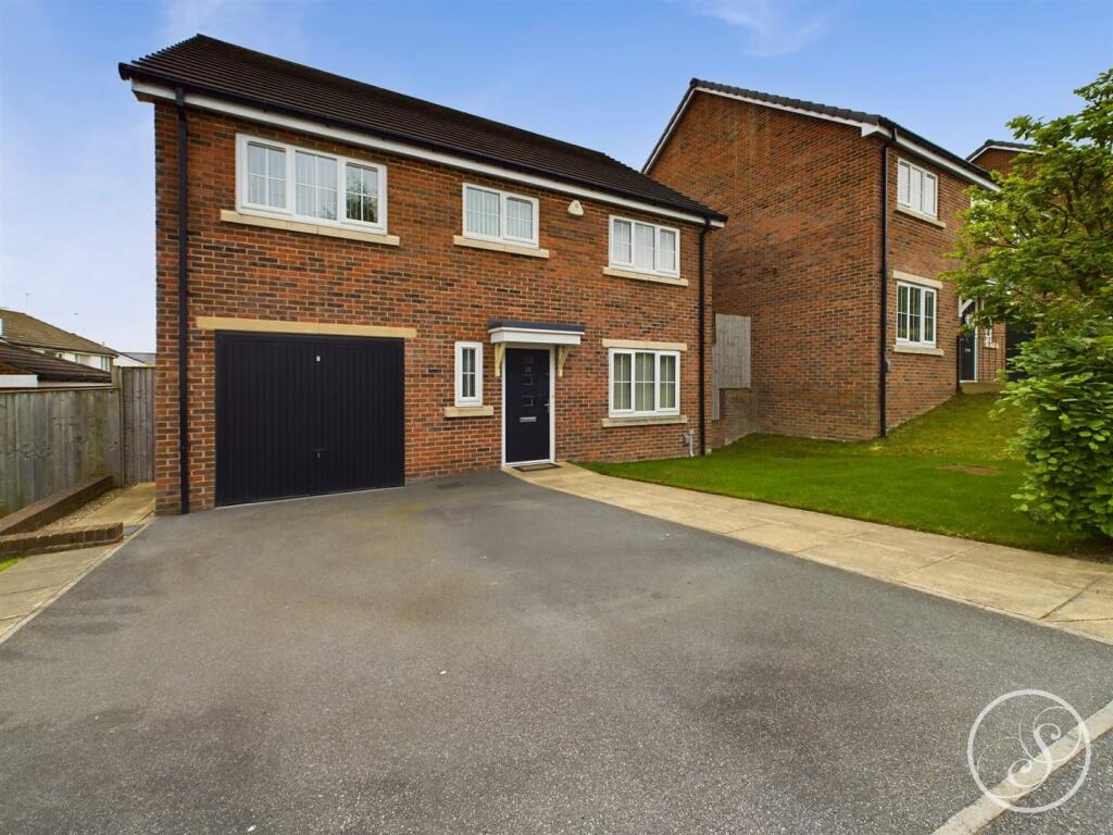 4 bedroom detached house for sale in Lumby Lane, Pudsey, LS28
