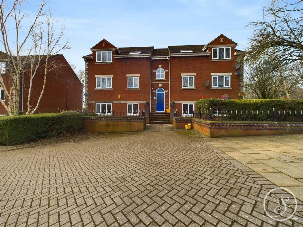 2 bedroom flat for sale in Highthorne Court, Shadwell, Leeds, LS17