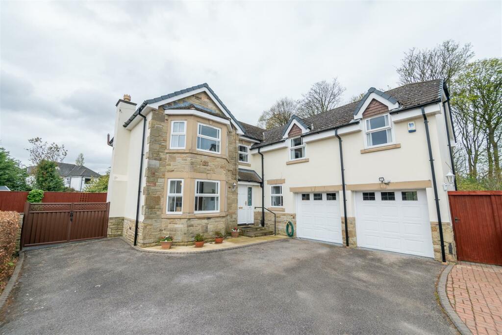 4 bedroom detached house for sale in Lakeland Drive, Leeds, LS17