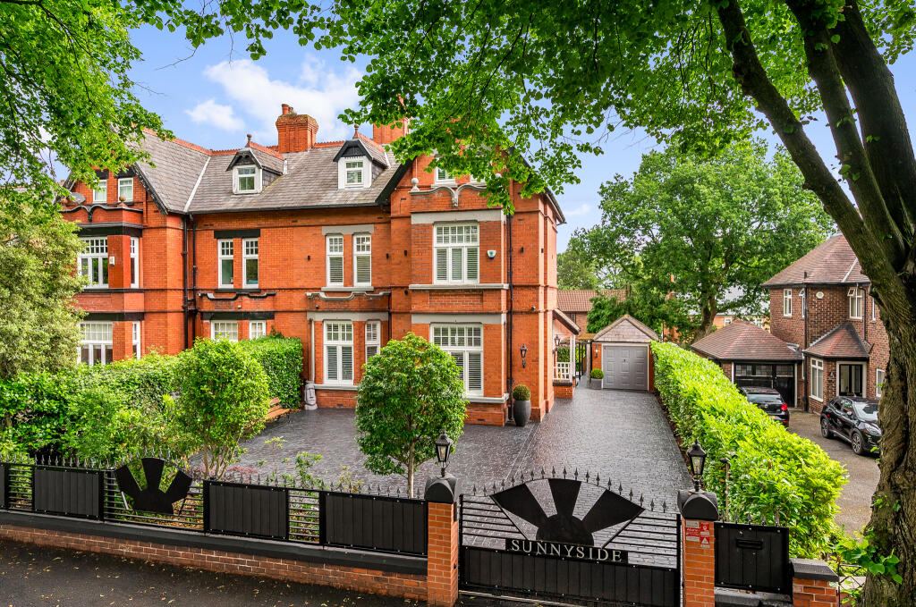 6 bedroom semidetached house for sale in Central Avenue, Eccleston