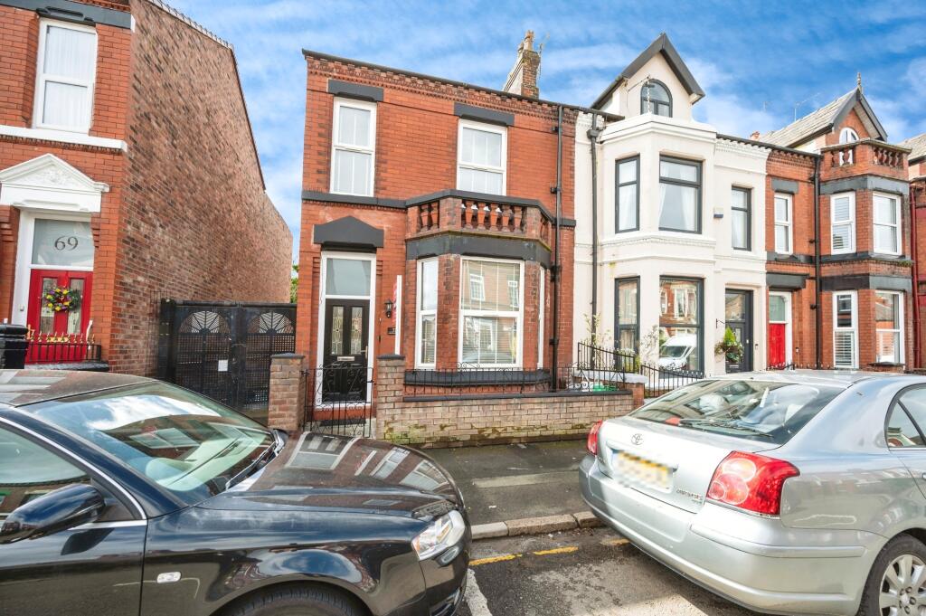 3 bedroom terraced house for sale in Dentons Green Lane, Dentons Green