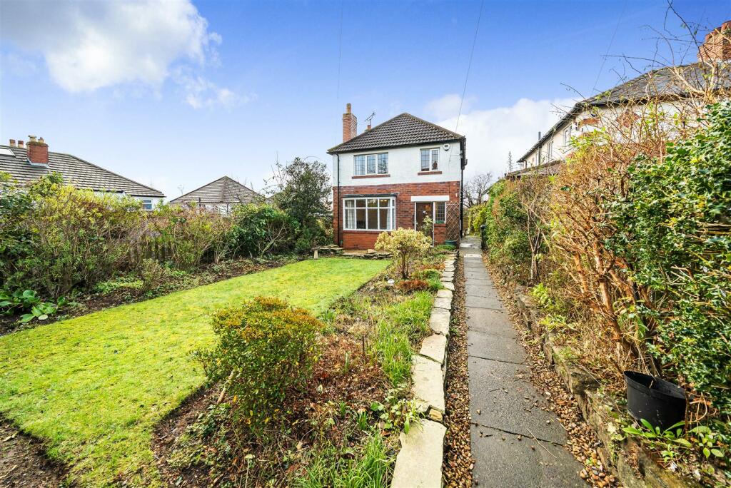 3 bedroom detached house for sale in Park Grove, Horsforth, LS18