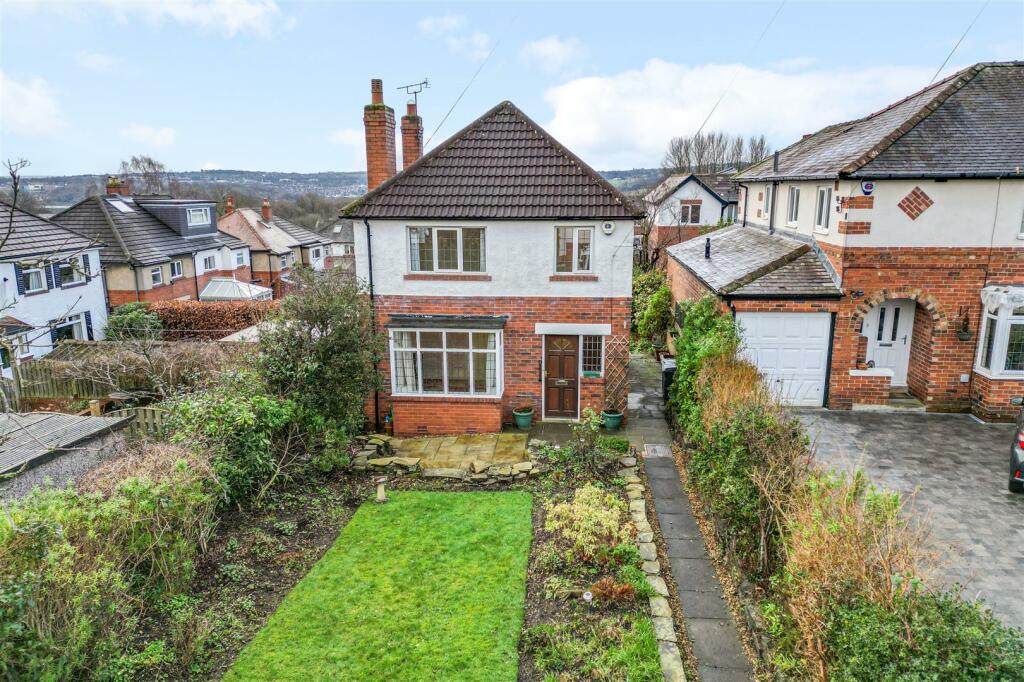 3 bedroom detached house for sale in Park Grove, Horsforth, LS18