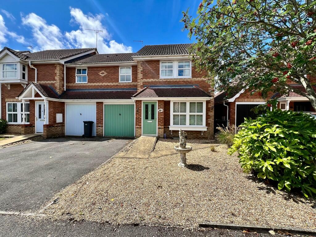 3 bedroom end of terrace house for sale in Seagrim Road, Throop