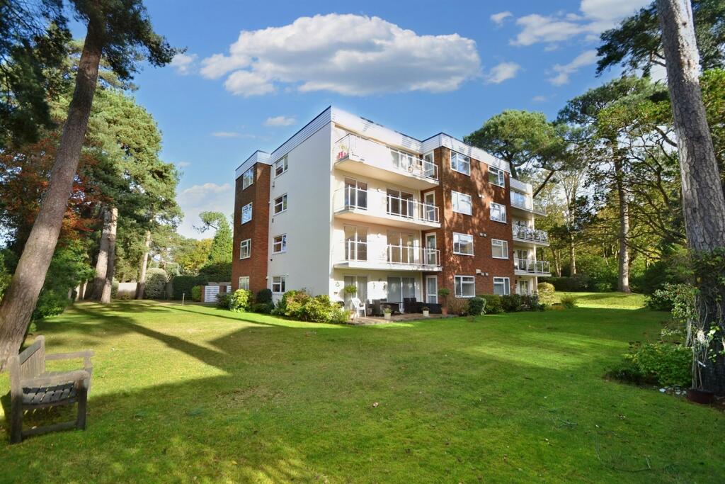 3 bedroom flat for sale in Canford Cliffs, BH13