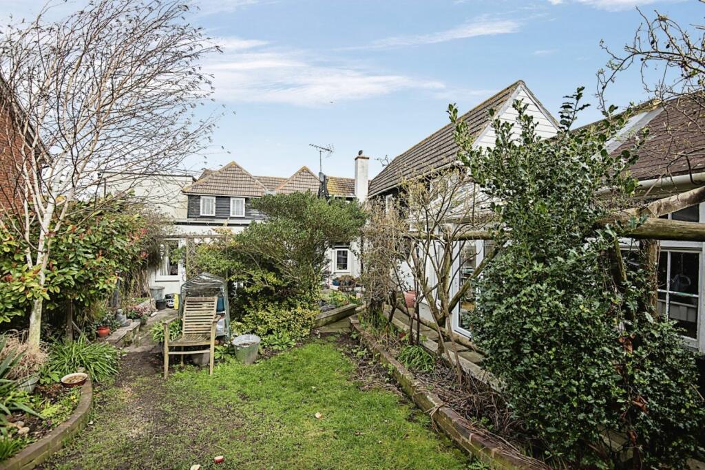 5 bedroom semidetached house for sale in London Road, Teynham