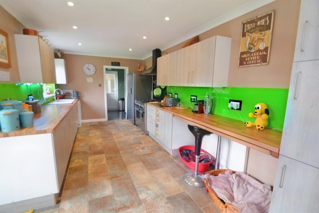 6 bedroom detached house for sale in Creekmoor, BH17