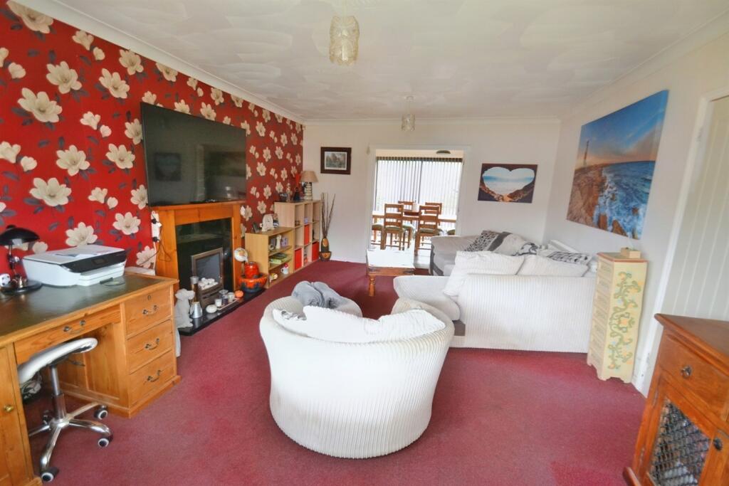 6 bedroom detached house for sale in Creekmoor, BH17