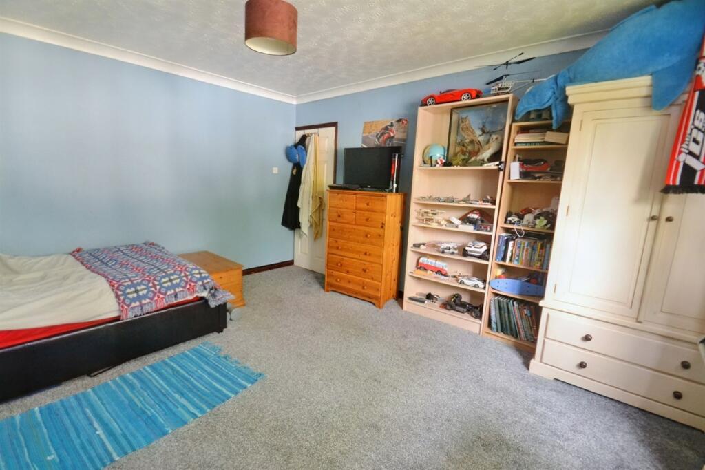 6 bedroom detached house for sale in Creekmoor, BH17