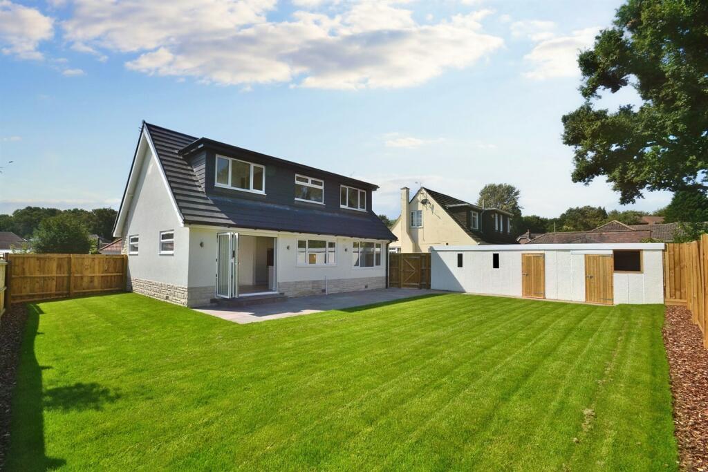 4 bedroom detached house for sale in Broadstone, BH18