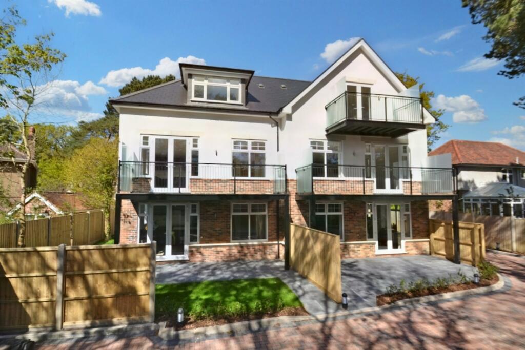 2 bedroom flat for sale in Broadstone, BH18