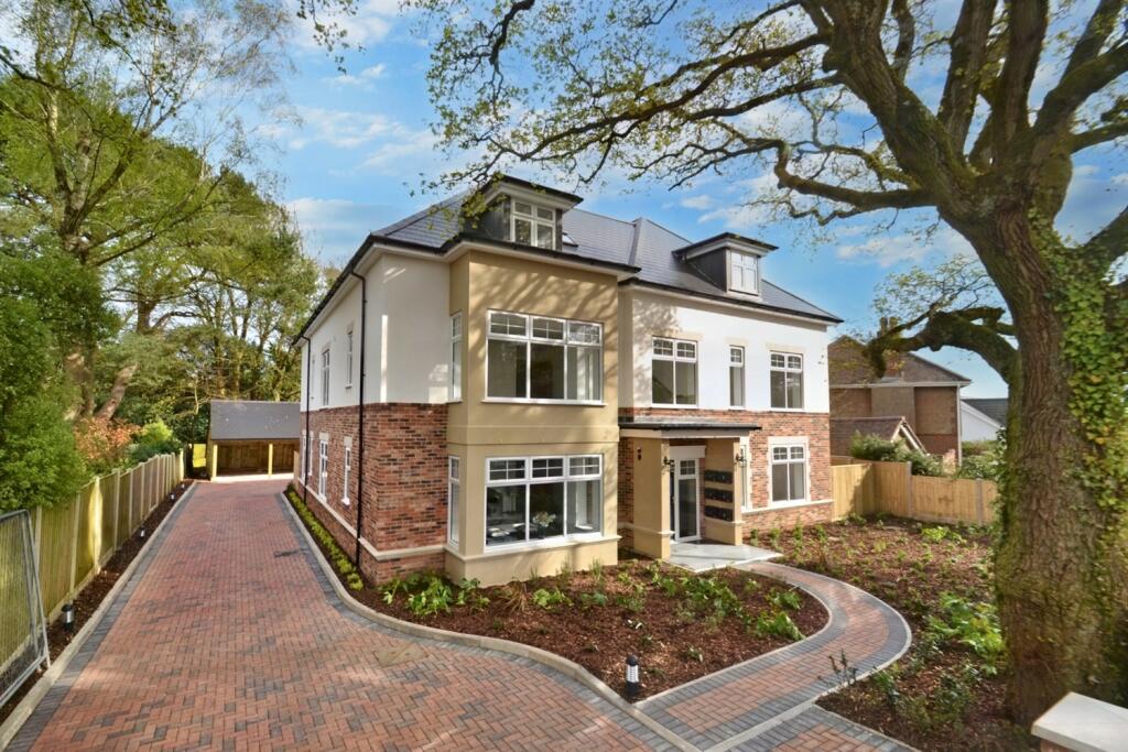 2 bedroom flat for sale in Broadstone, BH18