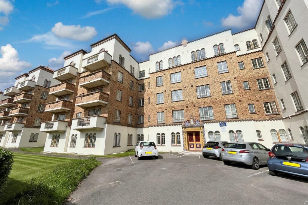 2 bedroom flat for sale in Spa, BH5