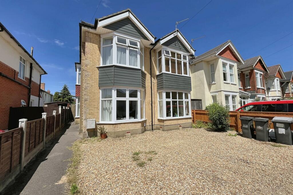 2 bedroom flat for sale in Southbourne, BH6