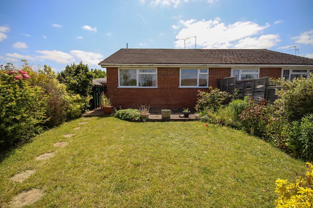 2 bedroom semidetached bungalow for sale in Whitchurch Close, Maidenhead, SL6