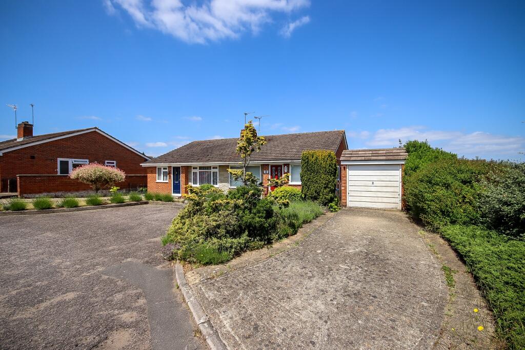 2 bedroom semidetached bungalow for sale in Whitchurch Close