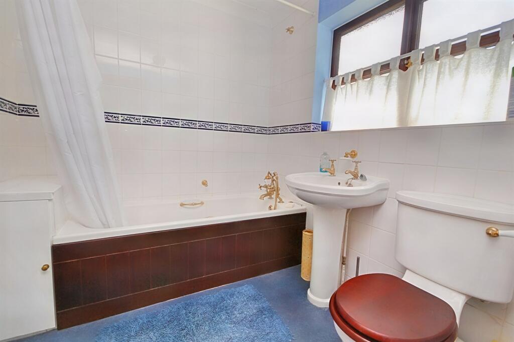 4 bedroom detached house for sale in SP5