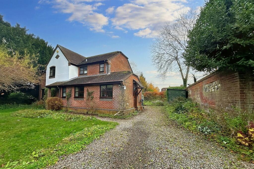 4 bedroom detached house for sale in SP5