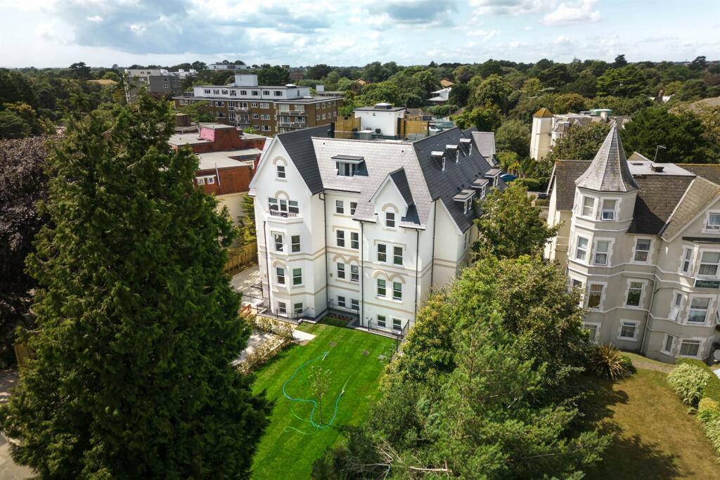 2 bedroom flat for sale in Westcliff, BH2