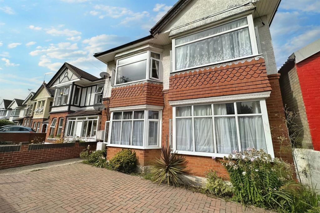 2 bedroom flat for sale in Charminster, BH9