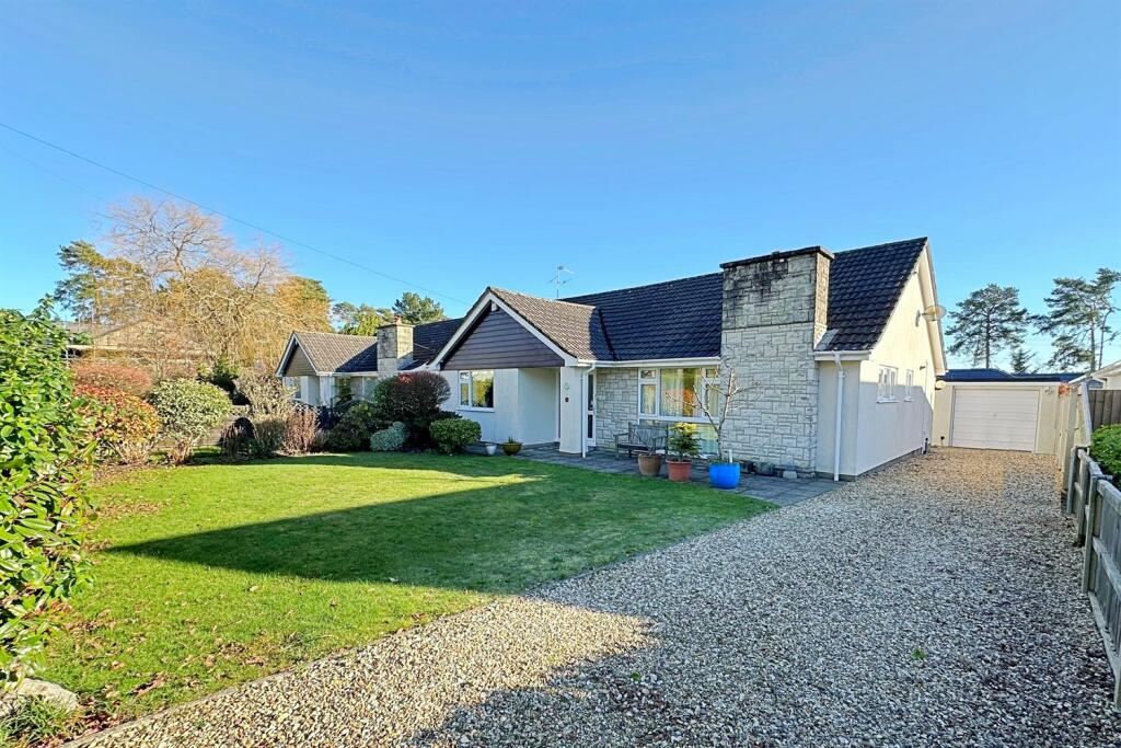 3 bedroom detached bungalow for sale in Verwood, BH31