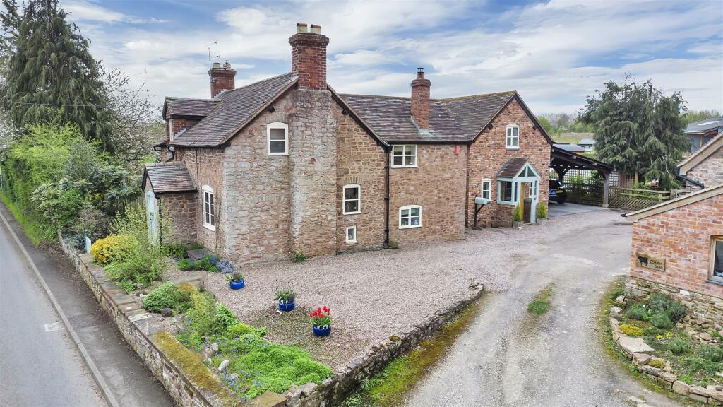 4 bedroom detached house for sale in The Yews, Montford Bridge, Shrewsbury, SY4