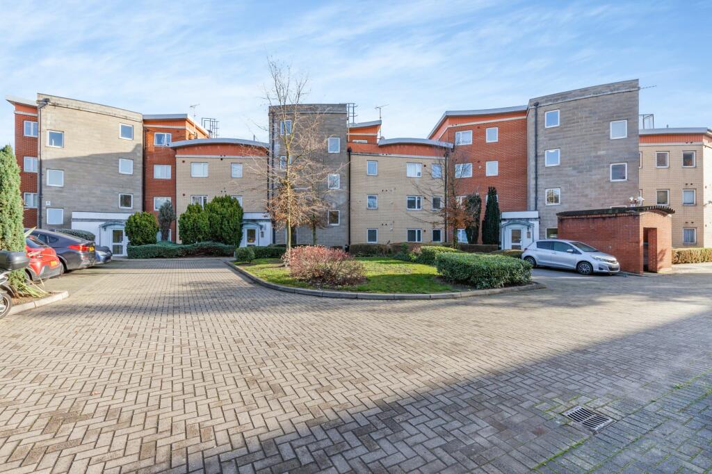 2 bedroom flat for sale in Victoria Road, Romford, RM1