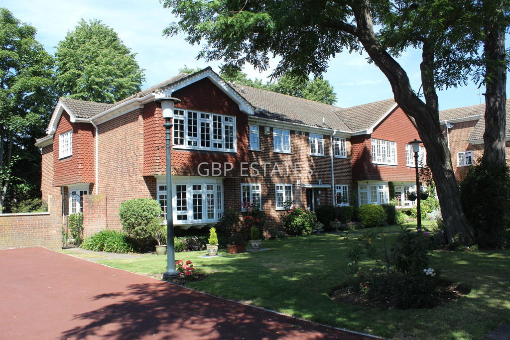 2 bedroom ground floor flat for rent in Parkstone Avenue, Hornchurch, RM11