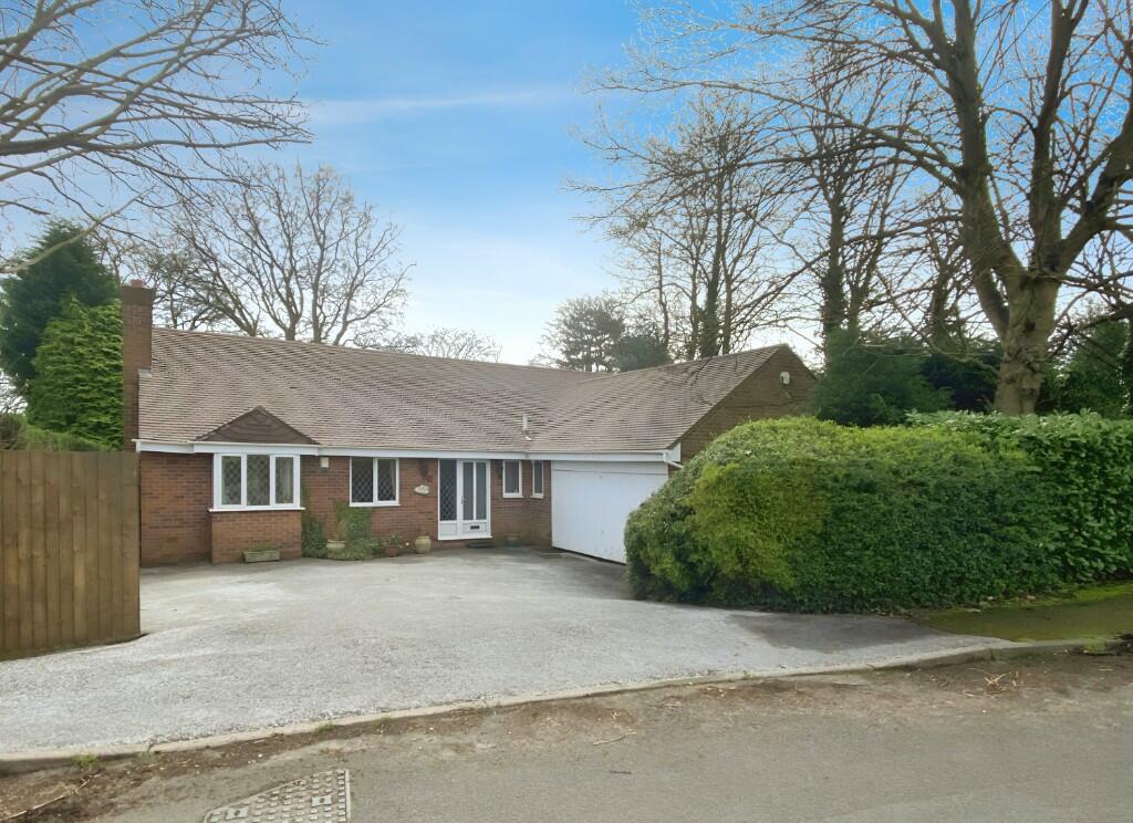 3 bedroom detached bungalow for sale in Beecroft Avenue, Lichfield