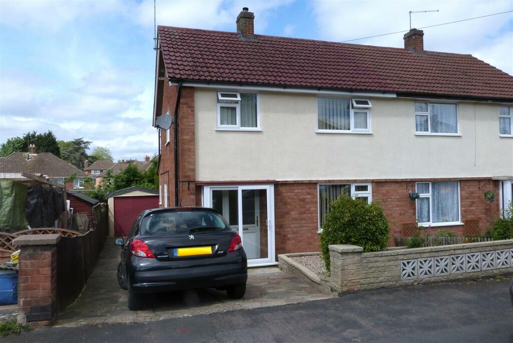 3 bedroom semidetached house for sale in Avondale Road, Wigston