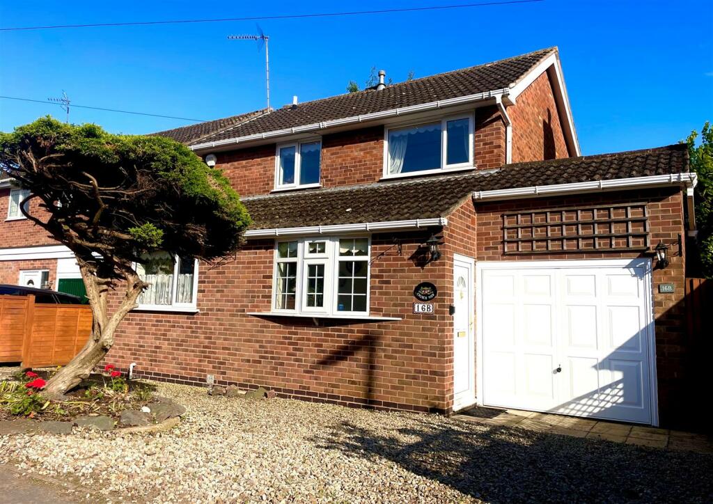 3 bedroom detached house for sale in Main Street, Fleckney
