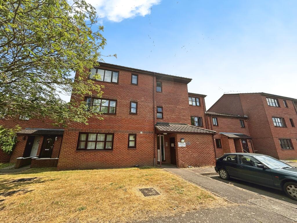 Studio flat for rent in Newcourt, Cowley, UB8