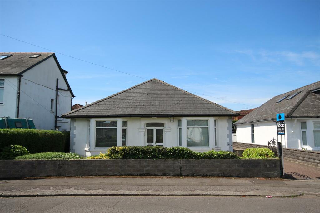 3 bedroom detached bungalow for sale in Greenfield Road, Whitchurch
