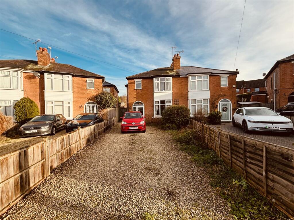 4 bedroom semidetached house for sale in Wathen Road, Leamington Spa, CV32