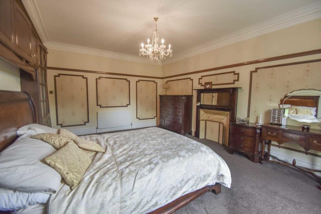 5 bedroom semidetached house for sale in Prestwich Park Road South